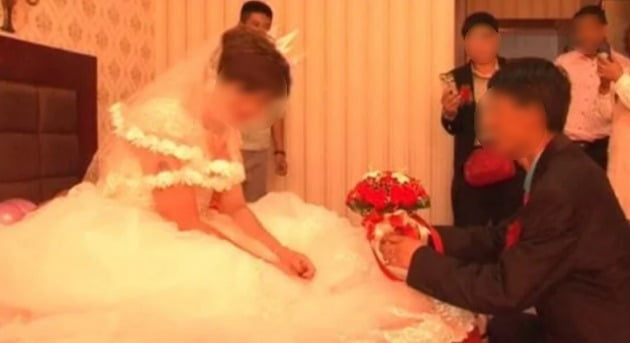 중국인 인청 씨는 자신과 결혼한 아내가 다른 남성과 결혼식을 올리는 모습을 SNS에서 확인해 충격을 받았다. /사진=오디티센트럴(odditycentral)