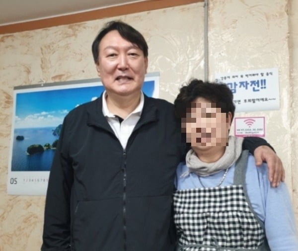 윤석열 '어깨동무 사진'이 성추행?…당사자 "정치인 수준 한심"