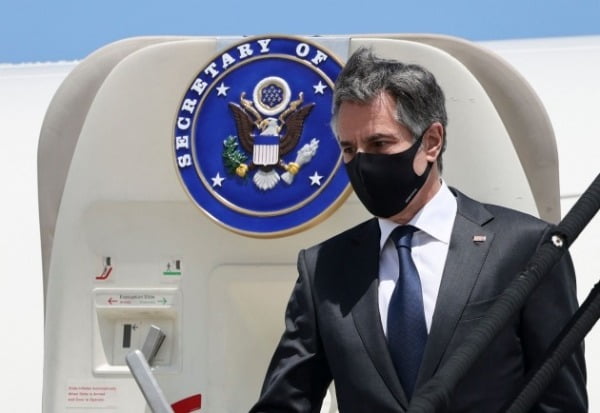 토니 블링컨 미국 국무장관이 1일(현지시간) 코스타리카 수도 산호세 공항에 도착해 전용기에서 내리고 있다./ 연합뉴스