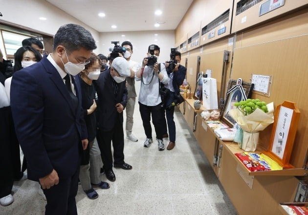 서욱 국방부 장관이 2일 오후 경기도 성남시 국군수도병원 장례식장 영안실에 안치된 고(故) 이모 중사의 주검을 향해 고개를 숙이고 있다. /연합뉴스