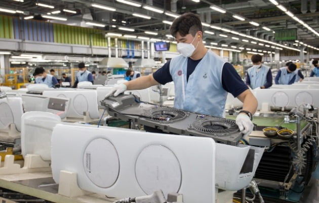 지난해 삼성전자 직원들이 광주사업장 에어컨 생산라인에서 에어컨을 조립하고 있는 모습. <삼성전자 제공>