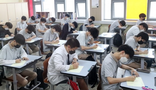2022학년도 대학수학능력시험 모의평가가 치러지는 3일 강원 춘천시 성수고등학교에서 3학년 학생들이 답안지에 인적사항을 적고 있다.  연합뉴스.