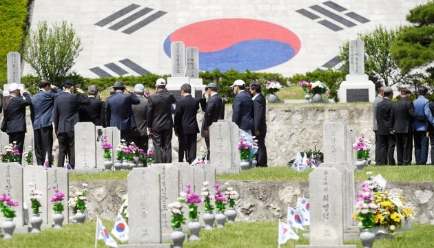 '민족의 얼'이 서린 곳...현충일 앞두고 참배객 발길 이어지는 국립서울현충원