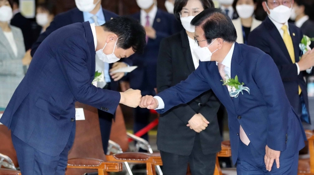 주먹인사 하는 박병석 의장과 김기현 대표