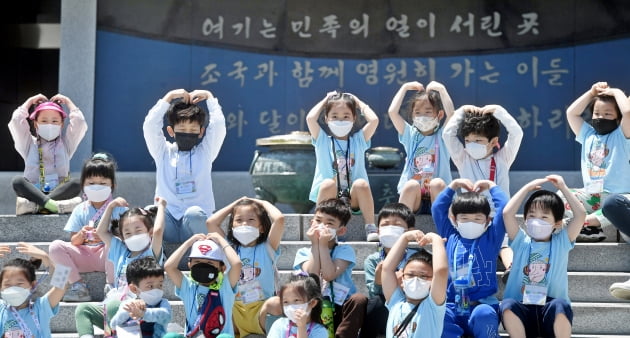 '민족의 얼'이 서린 곳...현충일 앞두고 참배객 발길 이어지는 국립서울현충원