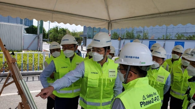 지난해 5월 중국 시안 낸드플래시 공장 건설 현장을 방문한 이재용 삼성전자 부회장. 한경DB