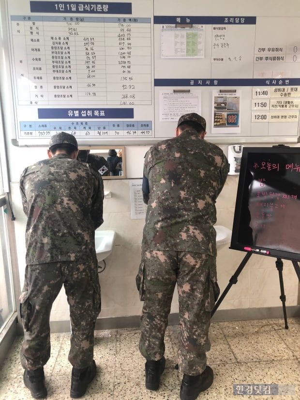 "맛없을 때도 그냥 먹죠"…군 급식 현장 공개