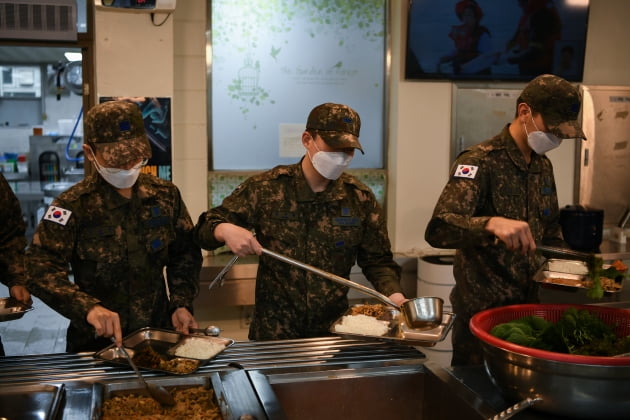 "맛없을 때도 그냥 먹죠"…군 급식 현장 공개