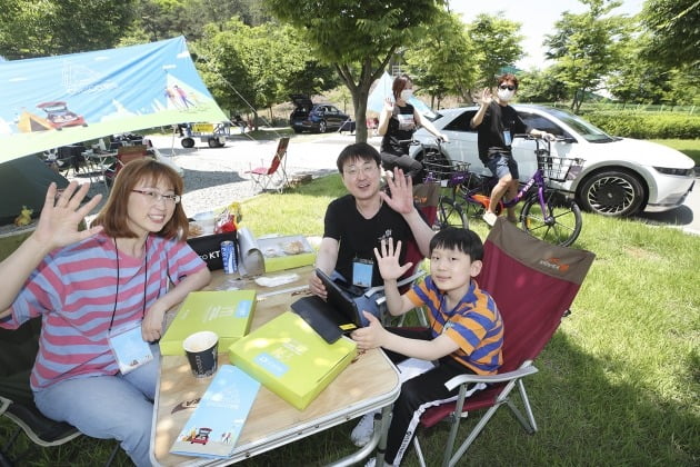 4일 KT의 '디지코 캠핑'에 참여한 가족이 사진 촬영을 하고 있다. 디지코 캠핑은 경기도 안성시 안성맞춤랜드에서 열렸다. 