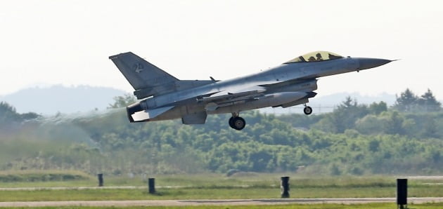 지난해 6월 오후 충남 서산시 공군 제20전투비행단에서 KF-16 전투기가 이륙하고 있는 모습./ 신경훈 기자 khshin@hankyung.com