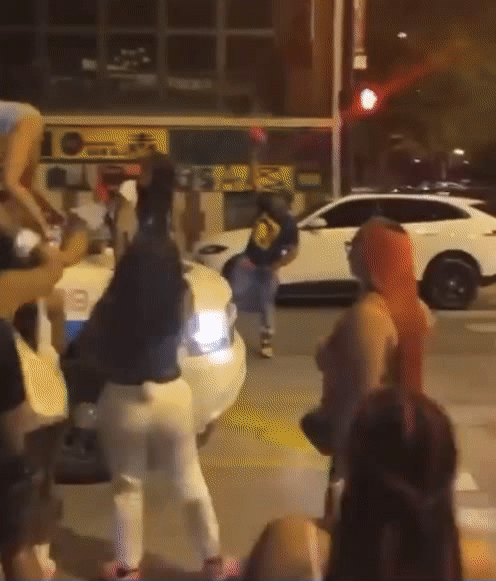 시카고 경찰차 위에서 트월킹을 추는 여자들. /사진=트위터 