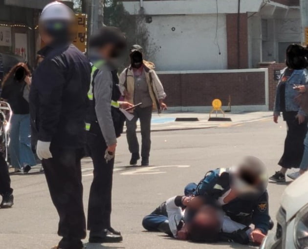 주취자 제압 중인 경찰 /사진=보배드림