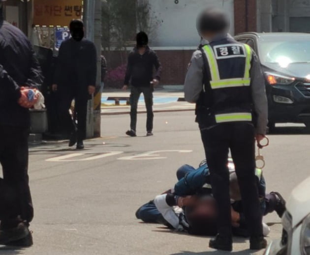 주취자 제압 중인 경찰 /사진=보배드림