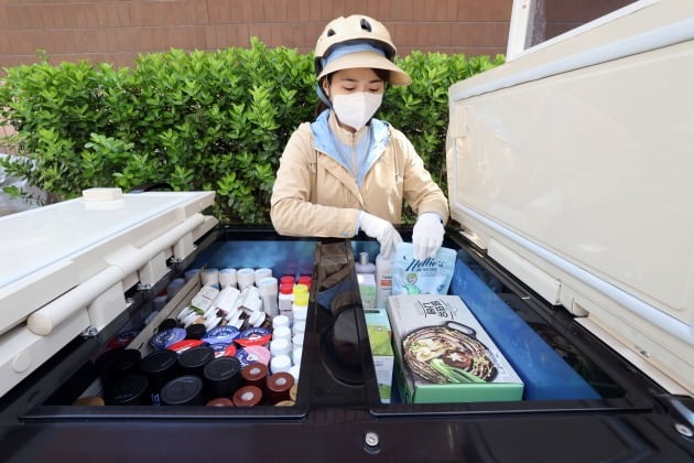 Hy는 1만여 명에 달하는 프레시 매니저를 통해 밀키트 제품을 배송한다.