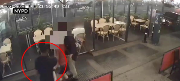 흑인 남성이 일면식도 없는 커플에게 후추 스프레이 테러를 하고 있다/사진=NYPD 수배 영상 캡처