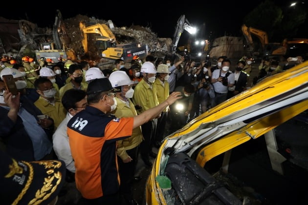 전해철 행정안전부 장관이 9일 광주 동구 학동 철거건물 붕괴 사고 현장을 찾아 사고 경위를 청취하며 구조 작업을 점검하고 있다. 연합뉴스