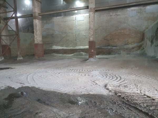 시멘트 공급 부족 사태로 텅빈 충북 제천 한 시멘트 공장의 저장고