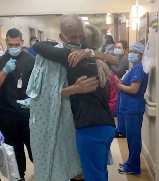 미 텍사스주 병원에서 퇴원하며 의료진과 포옹하는 니콜라스 시놋. /사진=데일리미러