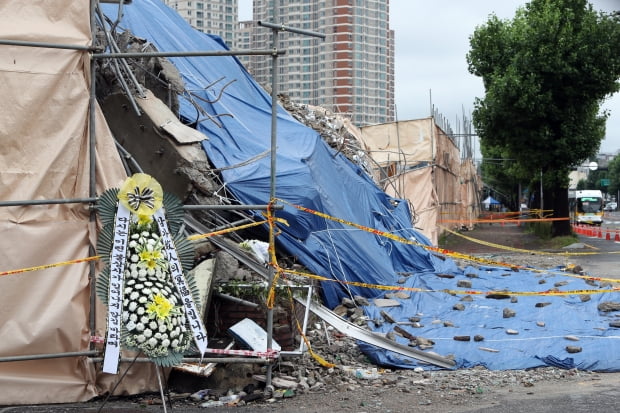 광주 동구 학동 재개발구역의 철거건물 붕괴 사고 사흘째를 맞은 11일 오전 17명의 사상자가 발생한 현장에 시민이 두고 간 추모 화환이 놓여 있다. 사진=연합뉴스