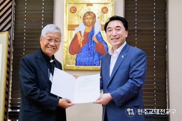 文, 유흥식 대주교에 축전…유 대주교 "교황 방북위해 노력할 것"