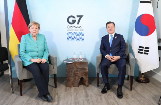 G7 정상회의 참석차 영국을 방문 중인 문재인 대통령이 12일(현지시간) 영국 콘월 카비스베이 양자회담장에서 열린 앙겔라 메르켈 독일 총리와의 양자회담을 하는 모습/사진=연합뉴스
