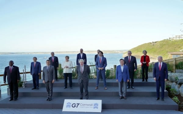 G7 정상회의 참석차 영국을 방문중인 문재인 대통령(앞줄 오른쪽 두 번째)이 12일(현지시간) 영국 콘월 카비스베이에서 참가국 정상들과 기념촬영을 하고 있다. 사진=뉴스1