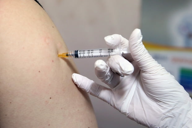 신종 코로나바이러스 감염증(코로나19) 얀센 백신 접종 이틀째인 지난 11일 오전 서울 종로구의 한 의원에서 시민이 얀센 백신접종을 하고 있다. /사진=뉴스1