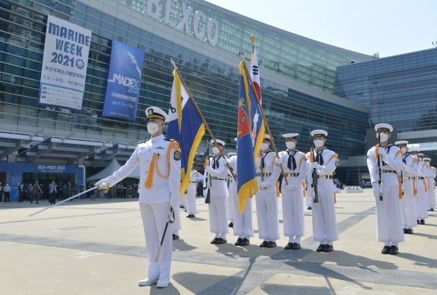 지난 9일 부산 우동 벡스코에서 열린 '국제해양방위산업전(MADEX 2021)' 개막식 식전행사에서 해군 의장대원들이 의장시범을 선보이고 있다./ 해군 제공