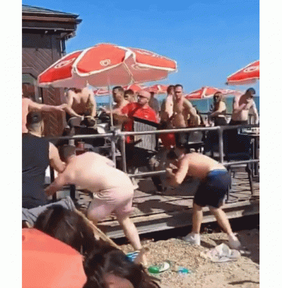 '신사의 나라 맞나?' 해수욕장서 패싸움하는 英남성들(영상)