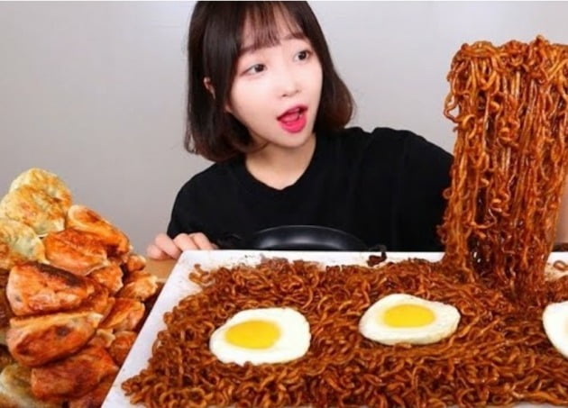 먹방 보며 대리만족했다간… 시청 늘수록 비만 위험↑ | 한국경제