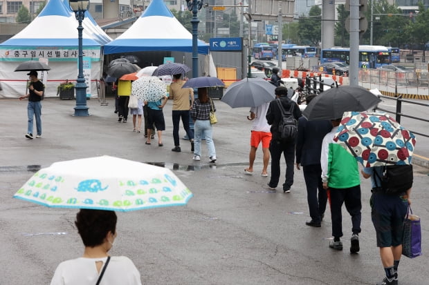 15일 오전 서울 중구 서울역 광장 임시선별검사소에서 시민들이 신종 코로나바이러스 감염증(코로나19) 검사를 받기 위해 대기하고 있다. 사진=뉴스1