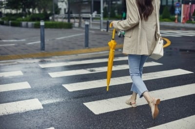 이른 장마 예보에…우산·제습기 판매량 '껑충'