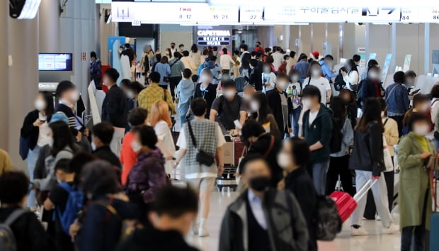 5월 9일 오후 서울 강서구 김포공항 국내선 청사 출국장이 여행객들로 붐비고 있다. 사진=뉴스1