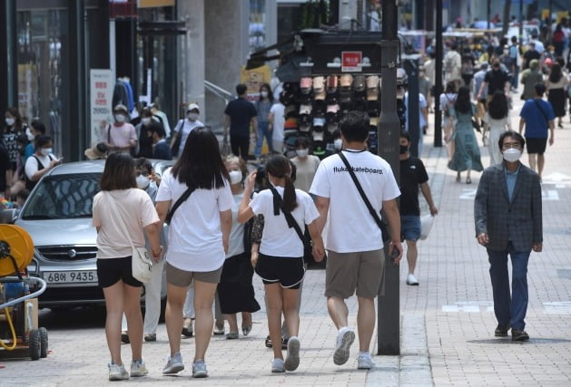 내달 1일부터 거리두기 완화…수도권 6인까지 모임 허용