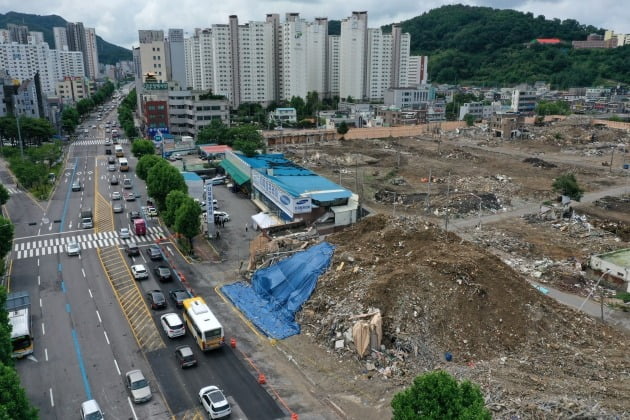 광주 학동 재개발지역 철거건물 붕괴 사고 현장 앞 도로를 버스가 지나고 있다. 연합뉴스