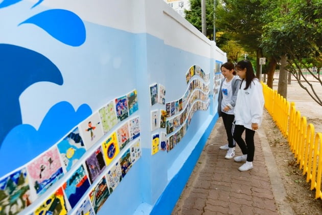 현대중공업그룹이 2019년 학교 담장 벽화를 새롭게 조성한 울산 전하초등학교. 현대중공업 제공
