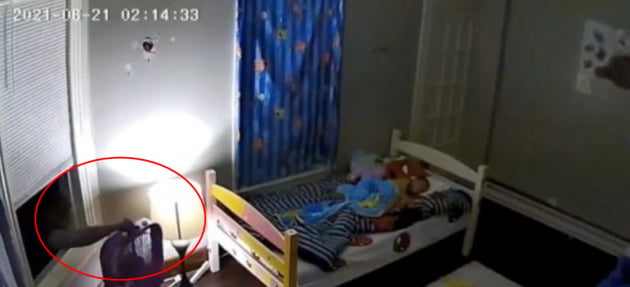 무단 침입자가 여자 어린이들이 자고 있는 방에 몰래 들어오고 있다/사진=온라인 커뮤니티 