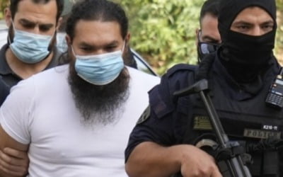 성직복에 마약 숨겼다 딱 걸리자…산성 테러한 30대 사제 [글로벌+]
