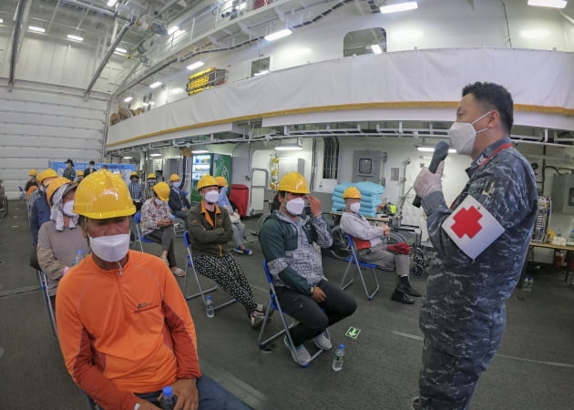 [사진으로 만나는 스토리] 해군 한산도함 전남 섬 주민 백신접종 지원