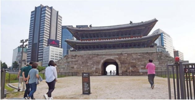 [사진으로 보는 세상] 숭례문 후문, 13년 만에 다시 열려…시장과 문화유산의 조화 기대