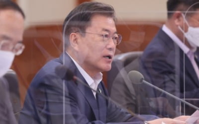 문 대통령 "능력과 경쟁이라는 시장지상주의 경계해야"