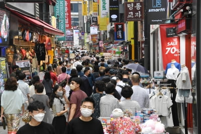 정부, 소상공인 손실법제화 추진키로…소비쿠폰도 발행