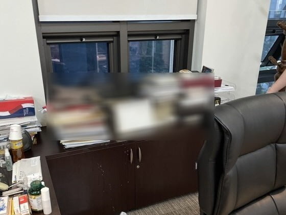 광복회개혁모임 관계자가 김원웅 광복회장 사무실에 무단침입해 '똥물'을 투척했다. /사진=광복회 제공 