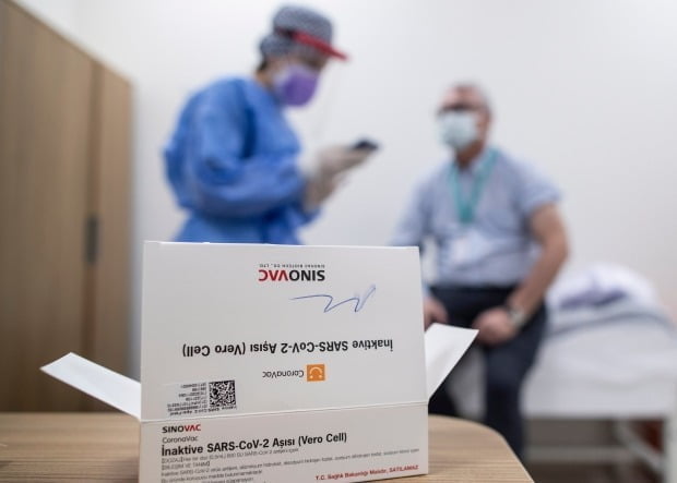 터키 이스탄불의 한 병원 탁자 위에 중국 제약사 시노백의 코로나19 백신 상자가 놓여 있다/사진=EPA

