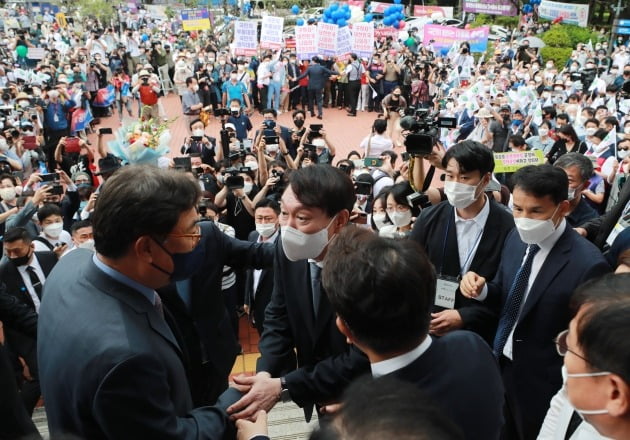 출마선언장으로 향하는 윤석열 전 검찰총장 [사진=연합뉴스]