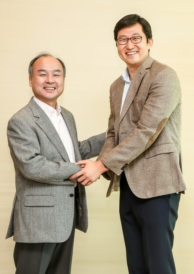 2019년 쿠팡이 소프트뱅크 비전펀드로부터 20억 달러의 투자를 받게 됐을 당시 김범석 쿠팡 전 의장(오른쪽)과 손정의 소프트뱅크 그룹 회장이 기념촬영을 한 모습.