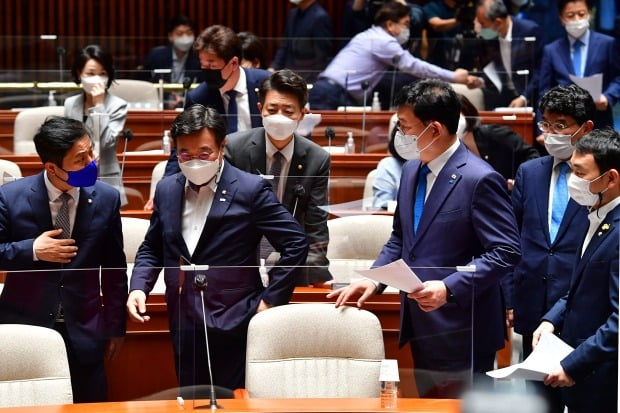 더불어민주당 김용민 최고위원(오른쪽부터), 박완주 정책위의장, 송영길 대표, 김영호 대표비서실장, 윤호중 원내대표, 김영배 최고위원등이 18일 서울 여의도 국회에서 부동산 세제 과련 정책의원총회를 준비하고 있다.  사진=연합뉴스