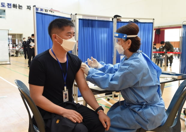 30세 이상 군 장병을 대상으로 한 코로나19 백신 접종이 시작된 지난 4월28일 정지함 소속 장병이 해군 잠수함사령부 당경관에 설치된 접종소에서 아스트라제네카(AZ) 백신 접종을 받고 있다./ 사진=연합뉴스