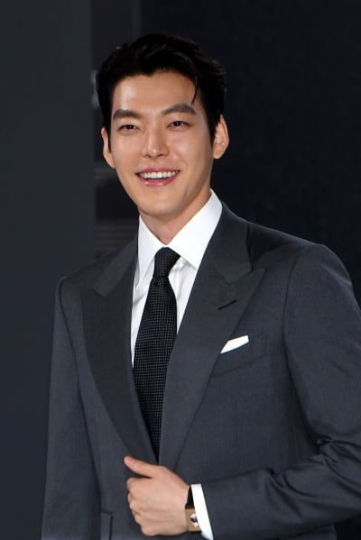  김우빈, '비인두암 완치 후 환한 미소로 복귀'