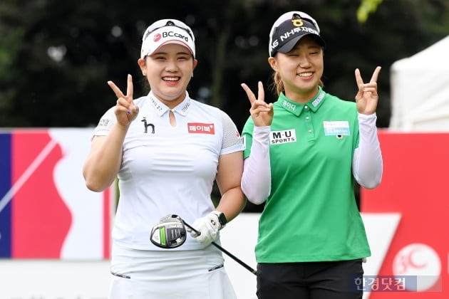 [BC카드·한경 레이디스컵 2021] 김희지-정윤지, '사이 좋게 브이'